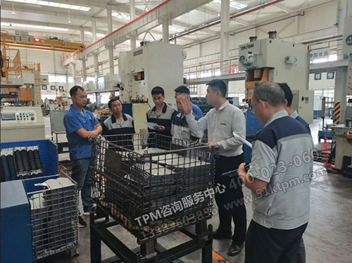 顧問老師和企業(yè)管理親赴現場